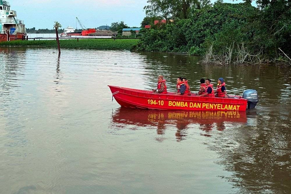 JBPM Sarawak antara 12 agensi yang menyertai operasi mencari dan menyelamat (SAR) lima mangsa bot regata yang karam di Sungai Sarawak. Foto Bernama
Sesi latihan regata bertukar tragedi apabila lima peserta dikhuatiri lemas selepas bot dinaiki mereka karam di Sungai Sarawak berhampiran Royal Bay Commercial Centre, Jalan Buruh Bintawa.
Jurucakap Pusat Gerakan Operasi Jabatan Bomba dan Penyelamat Malaysia (JBPM) Sarawak memaklumkan pihaknya menerima panggilan kecemasan berkaitan kejadian pada 4.20 petang.
Insiden tersebut melibatkan 15 peserta menggunakan satu bot untuk latihan regata dan 10 individu berjaya menyelamatkan diri manakala lima yang lain masih hilang.
Kesemua yang hilang ialah Mohamad Ikhmal Sama&#039;ail, Majurie Maharuf, Mohd Afiq Isyamudin Asaari, Mohamad Khairul Bidin dan Muhammad Khairul Hisyam Kasturi, berusia lingkungan 22 hingga 35 tahun. Foto Bernama