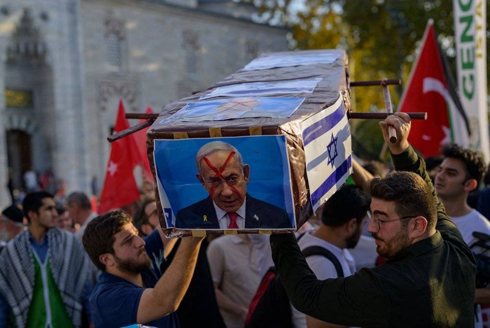 Penunjuk perasaan membawa keranda olok-olok membawa gambar Netanyahu semasa protes di Dataran Beyazit, Istanbul. Foto AFP