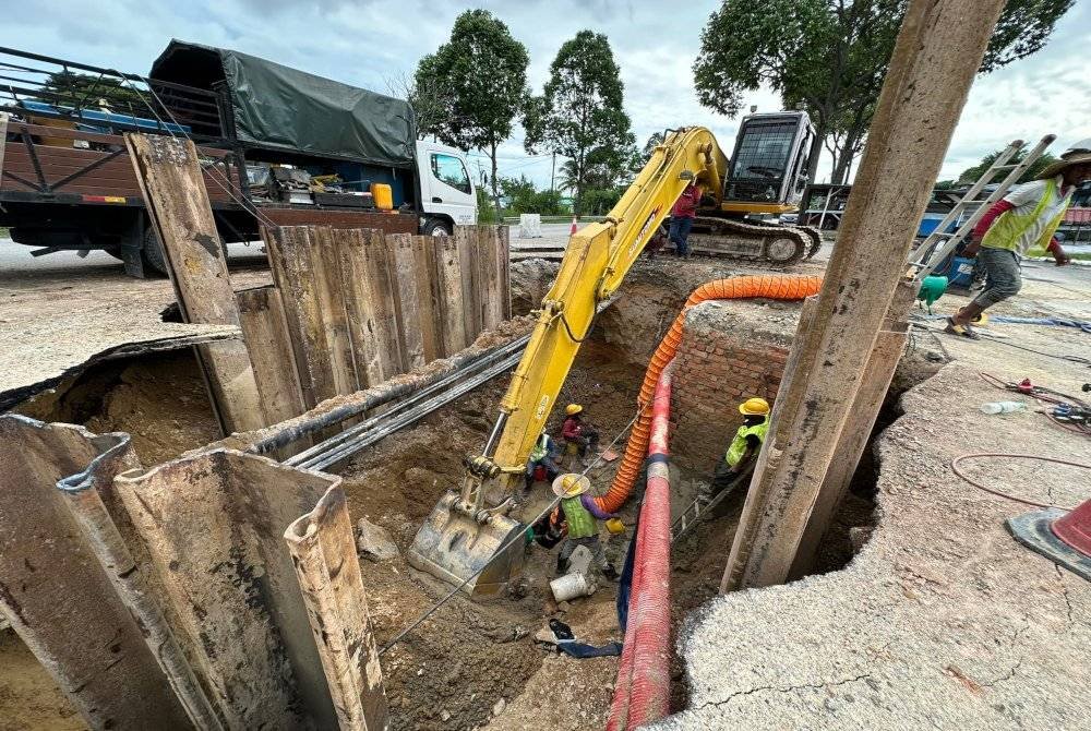 Pihak SAINS kini sedang giat melaksanakan kerja pembaikan berikutan insiden luar jangka itu. Foto FB Pusat Khidmat Pelanggan - SAINS