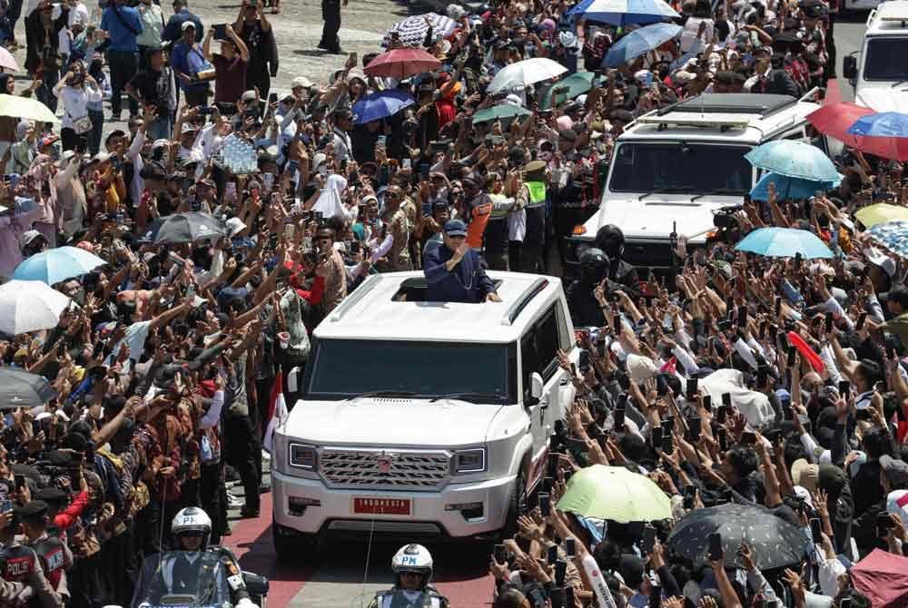 Prabowo menaiki MV3 Garuda atau Maung Garuda ketika menuju ke Istana Presiden. Foto AFP