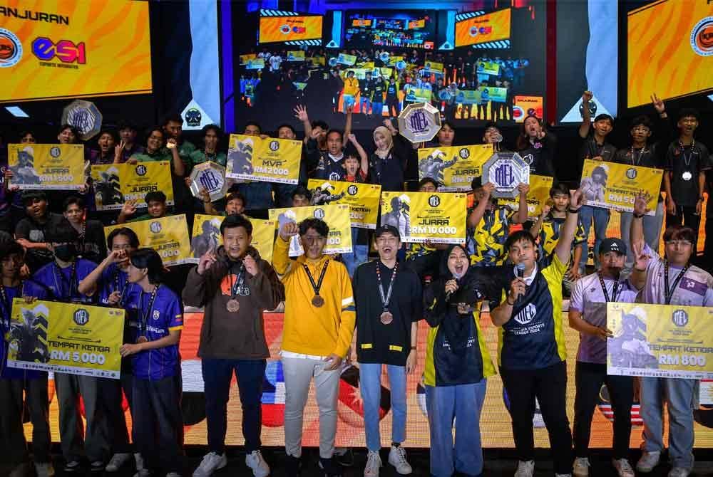 Nurul Azwa (belakang, lapan,kanan) bersama pemenang pada penyampaian hadiah Malaysia Esports League 2024 di ESI Spacerubix pada Ahad. Foto Bernama