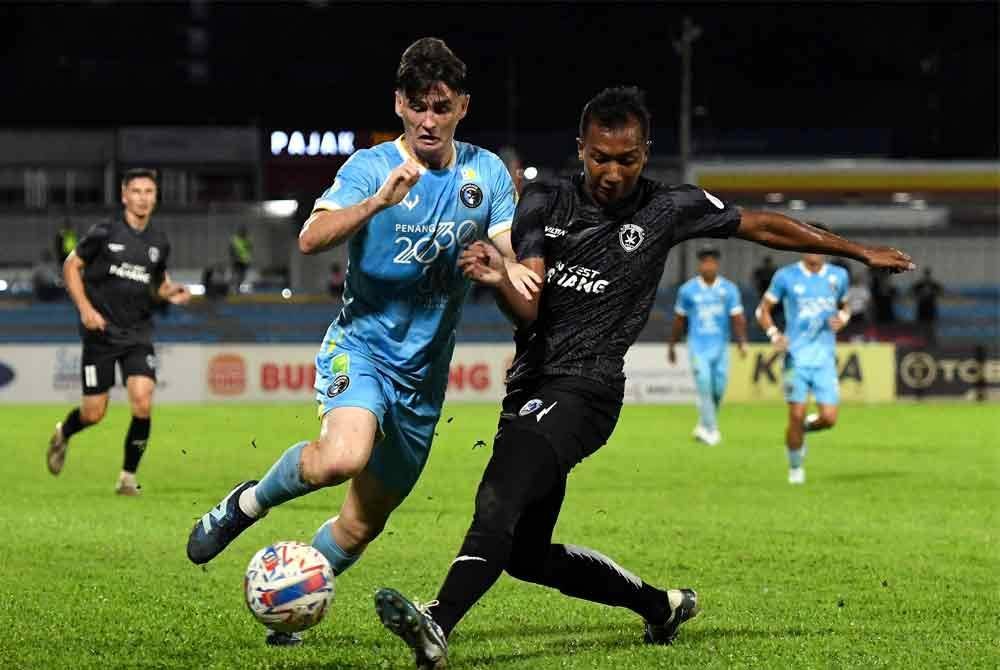 Pemain Penang FC, Dylan Christopher Charles Wenzel Halls (kiri) merebut bola bersama pemain Sri Pahang FC pada perlawanan Liga Super di Stadium Bandaraya pada Ahad. Foto Bernama