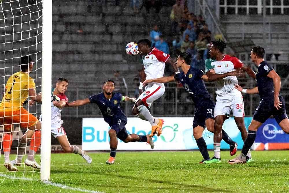 Penyerang import Kuching City FC, Jordan Mintah menanduk bola ke pintu gol Negeri Sembilan FC pada perlawanan Liga Super di Stadium Negeri pada Ahad.