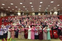 Peserta Women #QuranHour, &#039;Wanita beriman & beramal soleh&#039; sempena Konvensyen Hawa 2024 bergambar kenangan di Dewan Kuliah Pusat 3, USIM pada Sabtu.