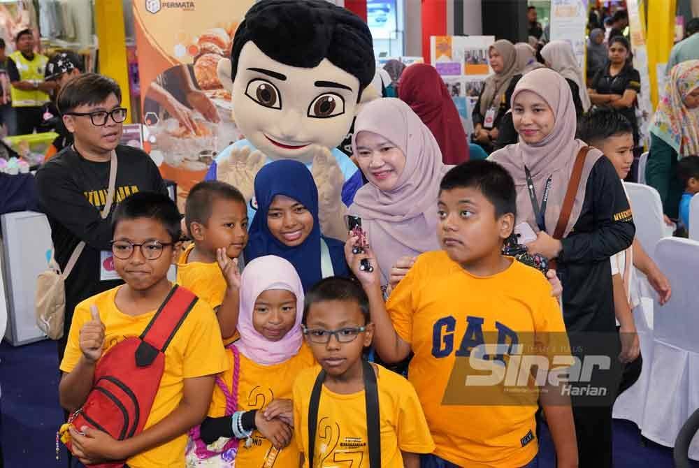 Fadlina bersama kanak-kanak yang menyertai KLIA 2024 pada Sabtu. Foto MOHD HALIM ABDUL WAHID-Sinar Harian