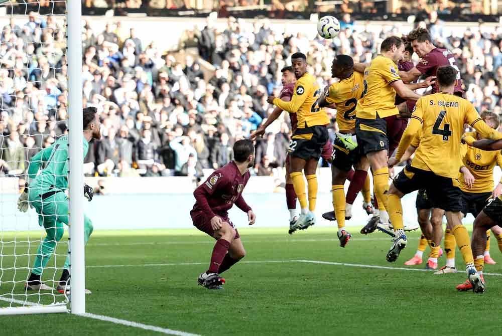 Tandukan Stones ketika memastikan tiga mata milik Manchester City ketika melakukan kunjungan ke Wolverhampton pada Ahad. Foto AFP