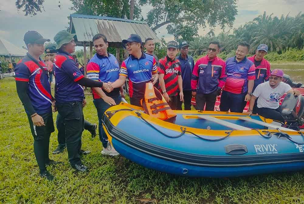 Mohammad Aswad (tengah) bersama sukarelawan ketika taklimat pengurusan dan pengendalian bot di Jeti Parit Karjan, Sri Medan Batu Pahat.