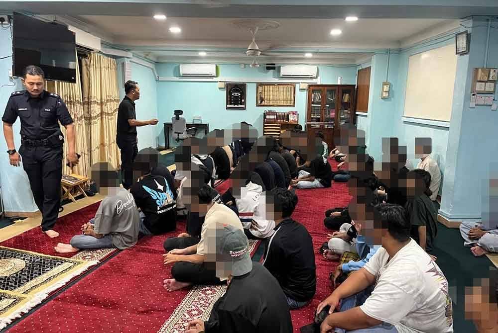 Polis mengambil pendekatan keagamaan dan ilmiah kepada remaja yang ditahan dalam Op Samseng Jalanan di ibu negara. Foto: JSPT KL