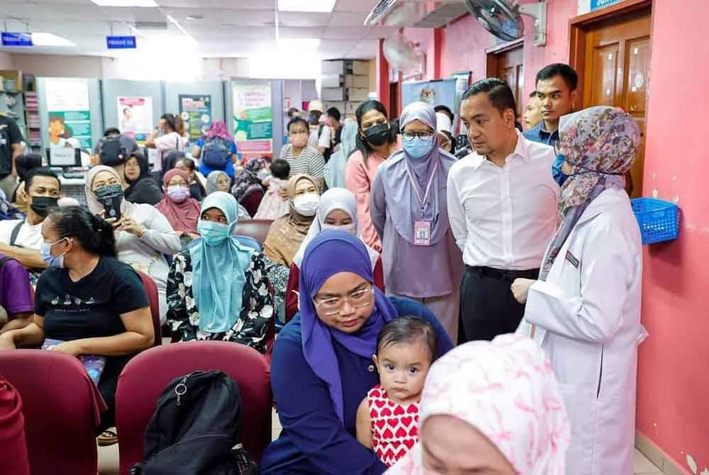 Onn Hafiz (dua kanan) meninjau keadaan ruang menunggu yang sesak dengan pesakit di Klinik Kesihatan Gelang Patah. Foto Facebook Onn Hafiz Ghazi