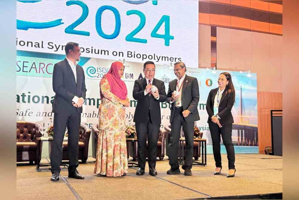 Lih Kang (tengah) merasmikan International Symposium On Biopolymers 2024 di Pusat Konvensyen Setia Spice pada Isnin.