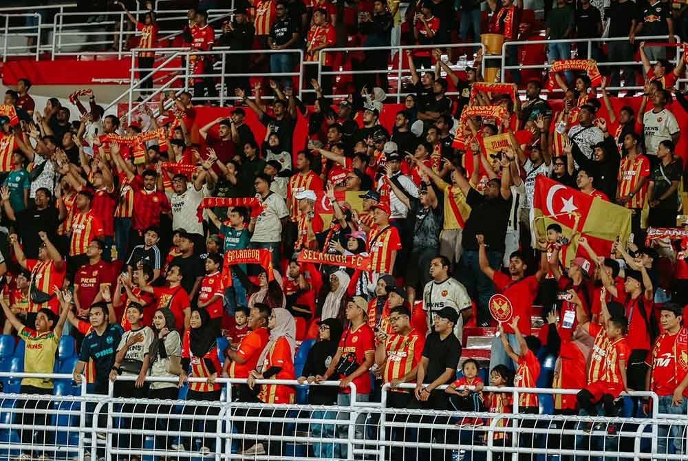 Sultan Selangor menzahirkan titah pesanan itu kepada pengurusan Selangor FC (SFC) kelab-kelab penyokong dan semua penyokong SFC khususnya Ultras Selangor yang hadir ke stadium pada setiap perlawanan. Foto Selangor Royal Office