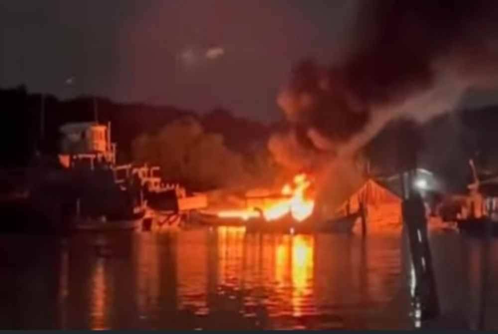 Seorang nelayan yang cedera parah akibat melecur selepas bot gentian yang diperiksa untuk turun ke laut meletup dan terbakar di pelantar ikan di Kampung Tanah Baru, Kuala Perlis pada Khamis lepas meninggal dunia hari ini.