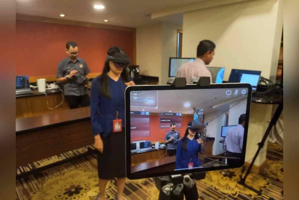 JKKP mengadakan simulasi AR dan VR bagi memberi gambaran sebenar kepada petugas media mengenai teknologi tersebut pada Program Perjumpaan Bersama Media di sebuah hotel di Bangi.