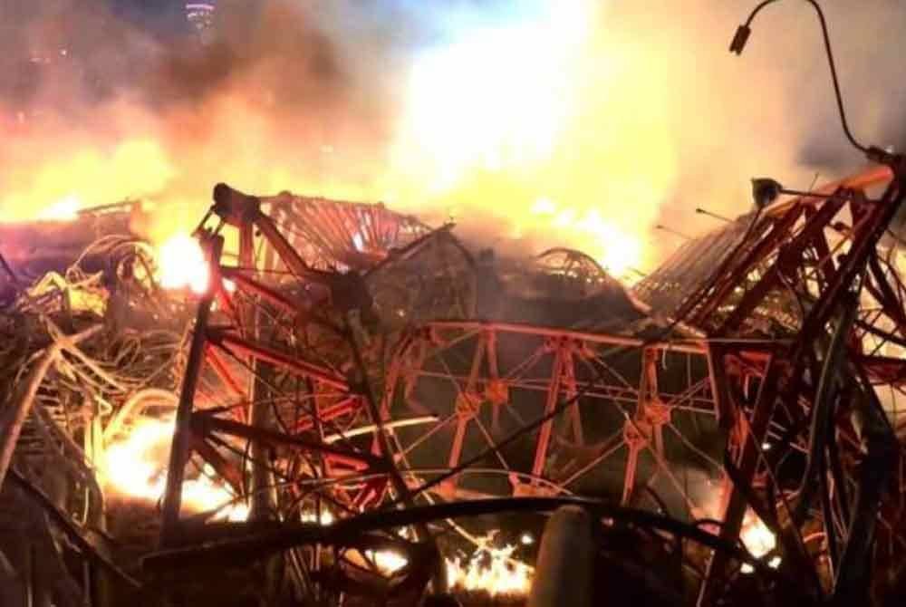 Empat individu termasuk seorang kanak-kanak dipercayai terkorban dalam insiden helikopter terhempas di menara radio di Houston.