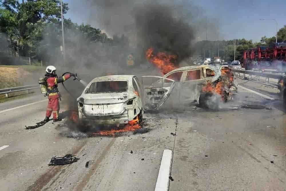 Anggota Bomba dan Penyelamat sedang memadamkan kebakaran tiga kenderaan yang terbakar akibat kemalangan di di kilometer 4.4 Lebuhraya Lembah Klang Baru (NKVE) pada Isnin.