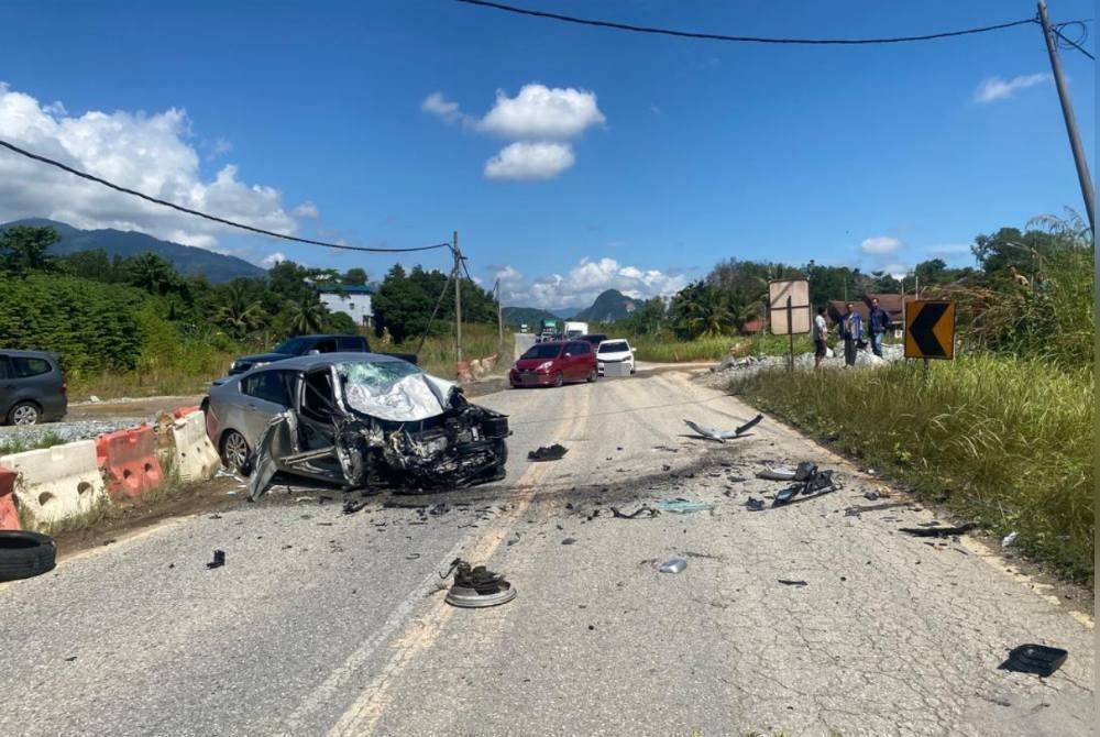 Keadaan kemalangan jalan raya di Gua Musang.