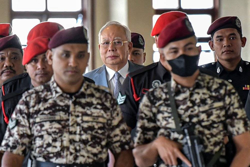 Najib (tengah) hadir di Kompleks Mahkamah Kuala Lumpur pada Isnin. Foto Bernama