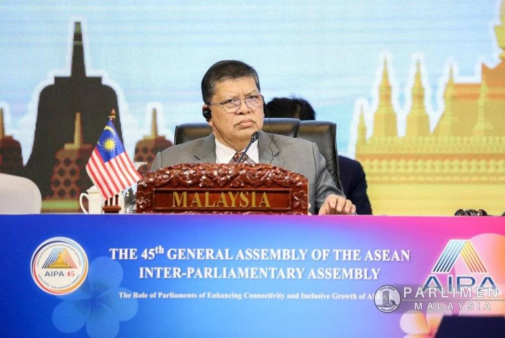 Johari pada Isnin menerima tugas sebagai Presiden AIPA ke-46 bagi 2025 daripada Laos. Foto Parlimen Malaysia