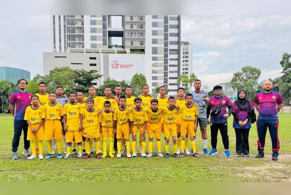 Nik Juhaidi (kanan) bersama barisan pengurusan, jurulatih dan pemain SK Seksyen 20 yang menggalas cabaran dalam Piala Raja Muda Selangor 2024.