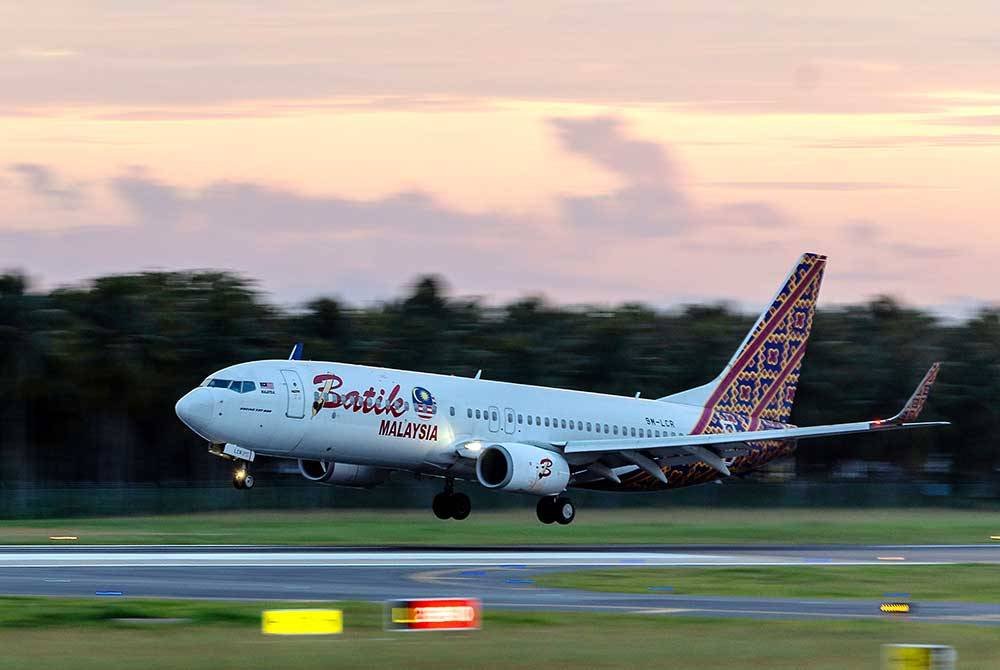 Pesawat Batik Air Boeing 737 yang membawa seramai 76 penumpang tiba dari Lapangan Terbang Sultan Abdul Aziz Shah, Subang Skypark ke Lapangan Terbang Sultan Ismail Petra, Pengkalan Chepa pada Isnin.