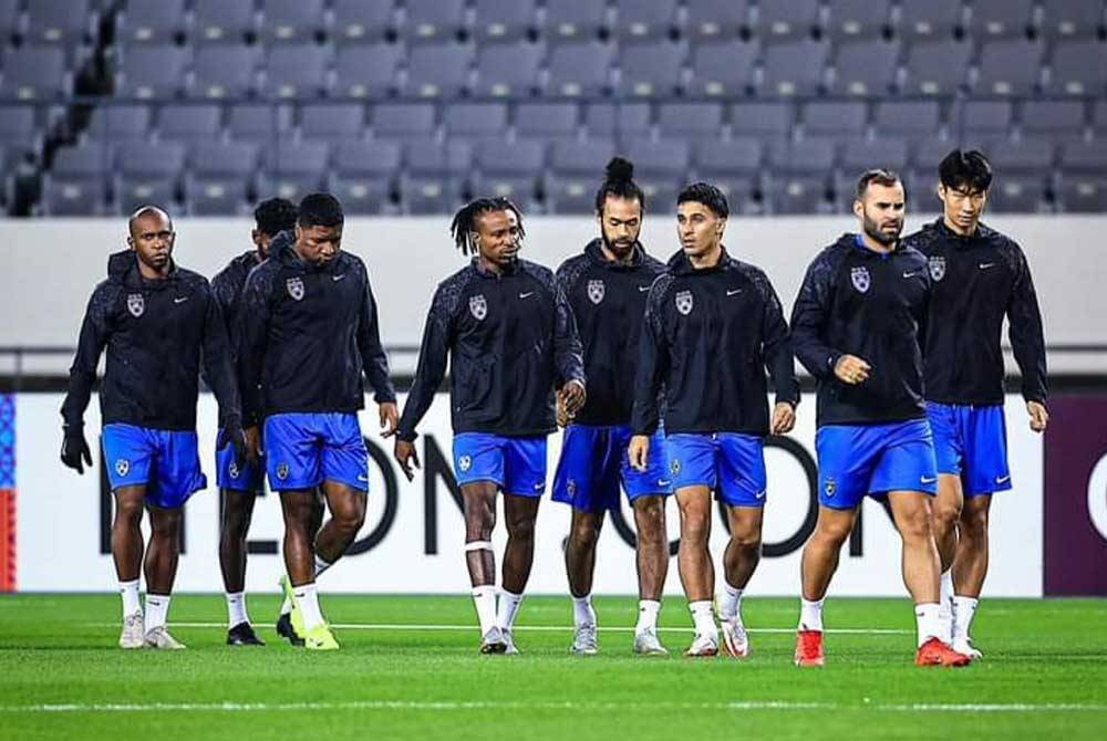 Pemain-pemain JDT giat menjalani latihan di Stadium Yongin Mireu. Foto Johor Southern Tigers