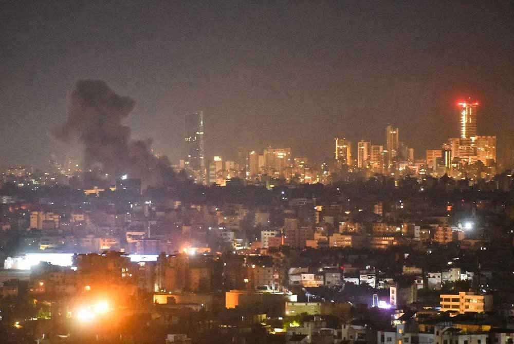 Serangan udara Israel lewat malam Isnin berhampiran sebuah hospital di ibu negara Lubnan. Foto AFP.