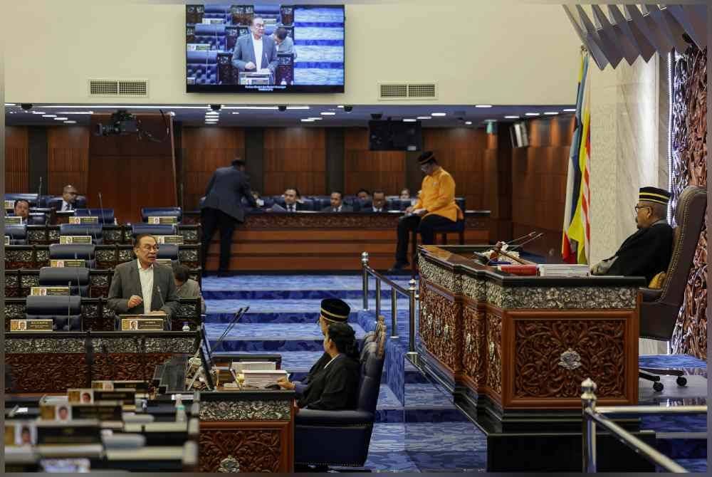 Anwar pada Persidangan Dewan Rakyat sempena Mesyuarat Ketiga Penggal Ketiga Parlimen ke-15 di Bangunan Parlimen pada Selasa. Foto Bernama