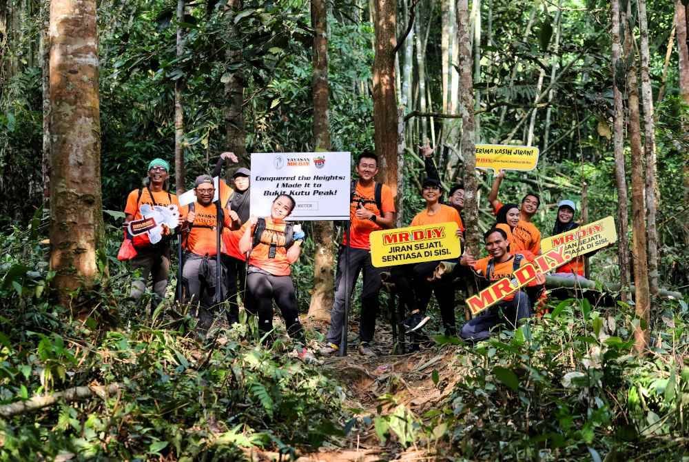 Sukarelawan MR D.I.Y bergambar bersama papan tanda baharu yang dipasang sepanjang laluan pendakian.