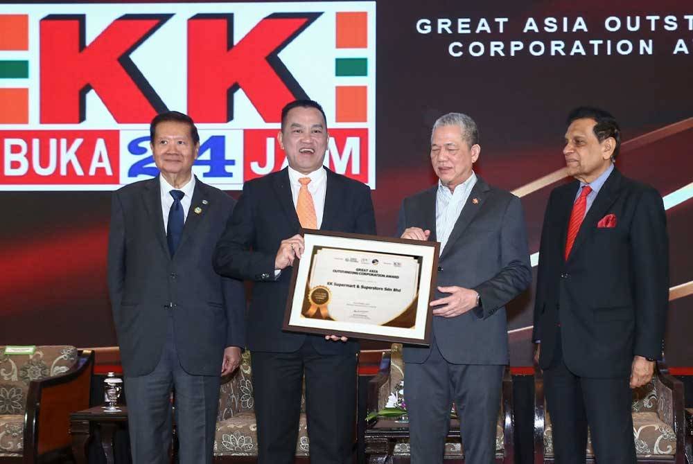 Dr KK Chai (dua dari kiri) menerima anugerah The Great Asia Outstanding Corporation Award&#039; di majlis berprestij &#039;The Asia Economic & Entrepreneurship Summit&#039; yang berlangsung di Royale Chulan, Kuala Lumpur.