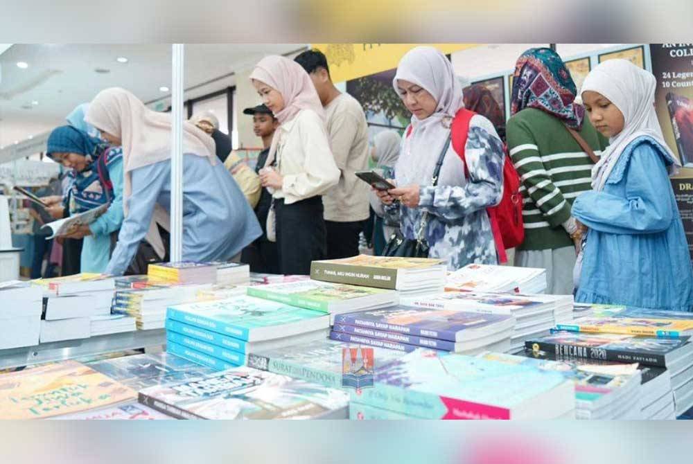 Sebanyak 1,915,110 murid dan pelajar lepasan menengah di seluruh negara telah membuat penebusan Baucar Buku MADANI, setakat semalam. Gambar hiasan.