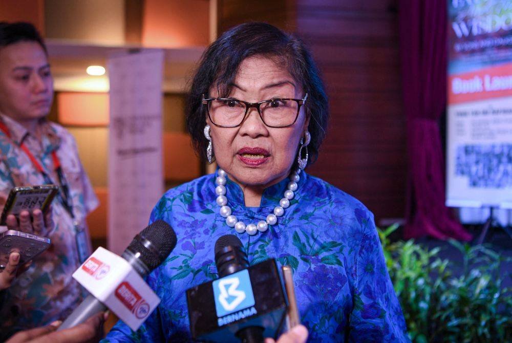 Tan Sri Rafidah Aziz bercakap ketika sidang media selepas Majlis Pelancaran Buku bertajuk 'Fathers and Their Wisdom' di Kelab Taman Perdana Diraja Kuala Lumpur pada Selasa.