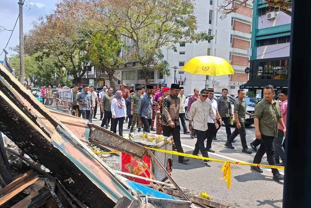 Al -Sultan Abdullah berkenan berangkat ke lokasi kebakaran premis kedai di Jalan Besar yang musnah dalam kebakaran Sabtu lalu. - Foto: FB JBPM Pahang