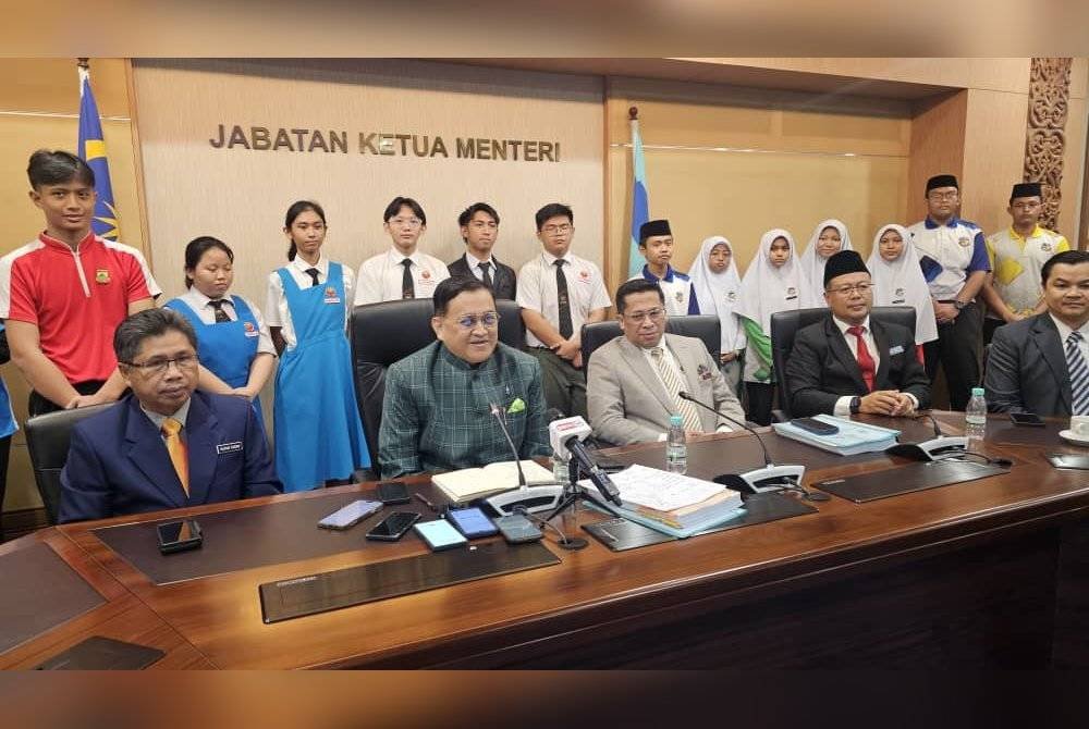 Mohd Arifin (tengah duduk) ketika ditemui pemberita selepas Majlis Penyerahan Bantuan TPNS di Menara Kinabalu.