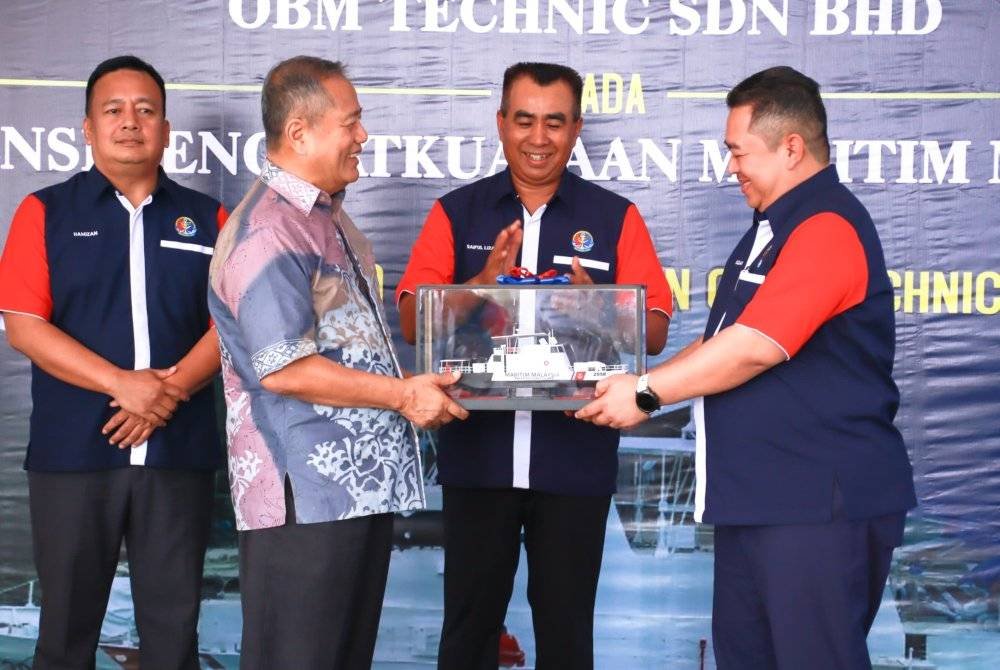 Saiful Lizan (dua dari kanan) menyempurnakan Majlis Penyerahan KM Sebatik bagi Perolehan Repowering Jentera Utama dan Refit yang berlangsung di Kuala Terengganu, pada Selasa.