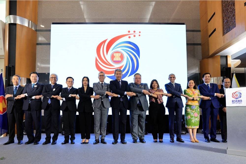 Mohamad bergambar bersama para perwakilan dari negara-negara ASEAN pada Majlis Pelancaran Logo dan Tema ASEAN 2025 di Wisma Putra hari ini. Foto Bernama