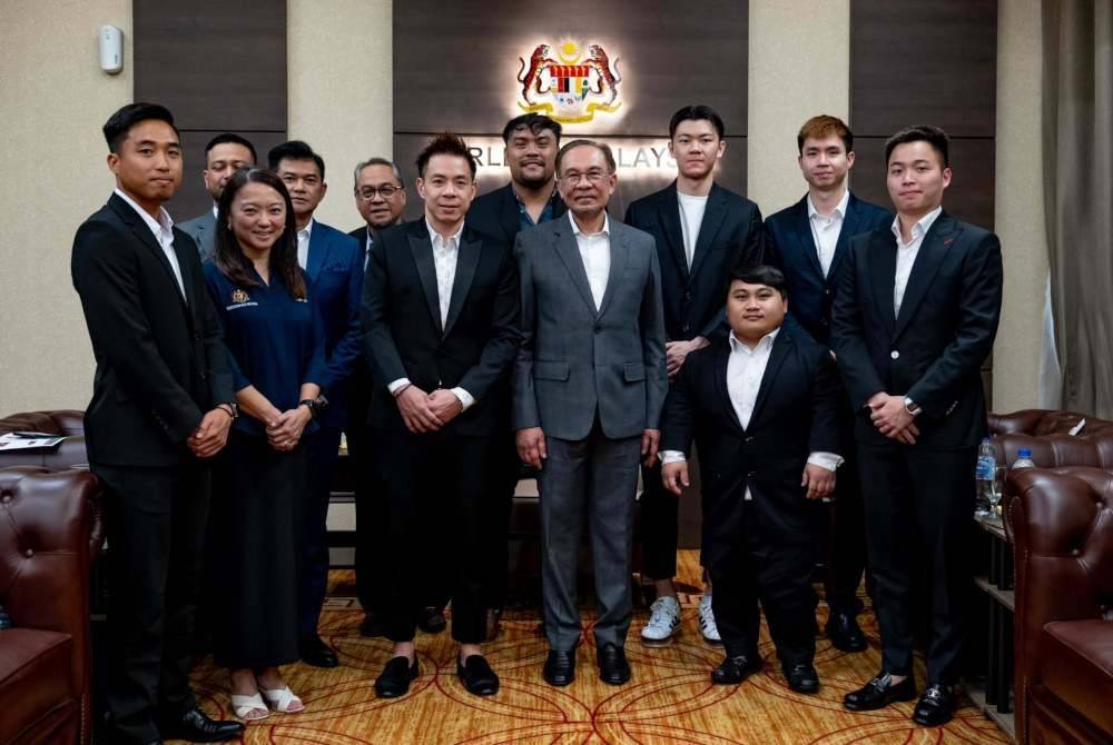 Anwar berkesempatan berjumpa tujuh wira itu iaitu Lee Zi Jia, Aaron Chia, Soh Wooi Yik, Cheah Liek Hou, Bonnie Bunyau Anak Gustin, Muhammad Ziyad Zolkefli dan Eddy Bernard yang telah memenangi pingat di Paris, sebelum meninggalkan Parlimen hari ini. Foto Facebook Anwar Ibrahim