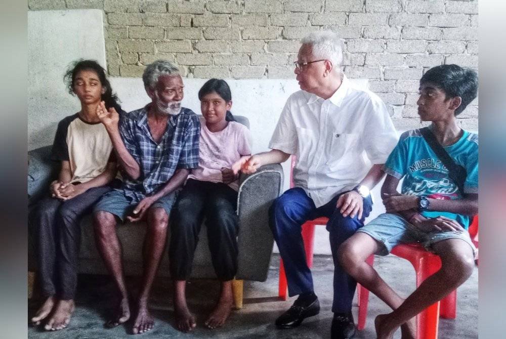 Ismail Sabri (dua dari kanan) ketika menyantuni Ranjini (kiri) bersama keluarganya pada Selasa.