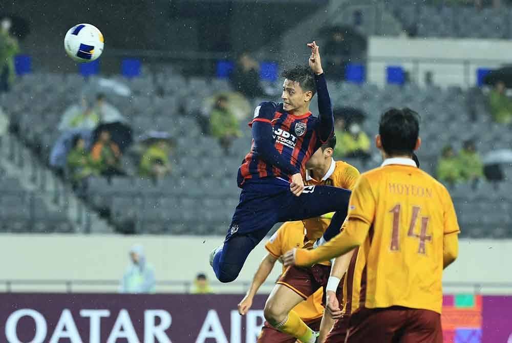 Feroz melakukan percubaan ke gawang Gwangju dalam aksi ACLE Zon Timur di Stadium Yongin Mireu pada Selasa. Foto JOHOR Southern Tigers