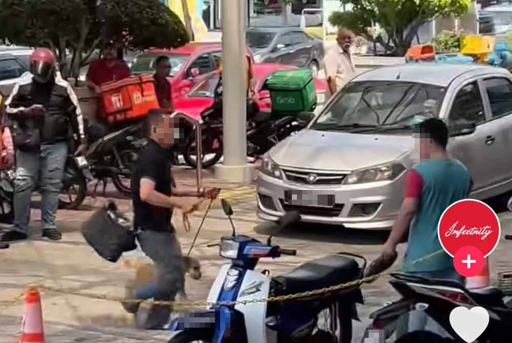 Tangkap layar video tular memaparkan tindakan seorang lelaki tempatan membawa anjing peliharaannya masuk ke Kompleks PKNS, Shah Alam, Selangor sebagai provokasi akibat tidak dilayan oleh peniaga emas di situ.