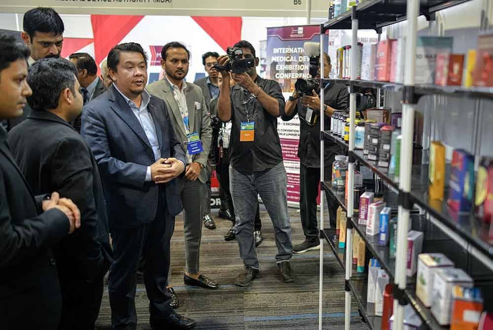 Lukanisman (tiga, kiri) melawat reruai pameran sempena Pameran Malaysia Pharma and Healthcare Expo 2024 di MITEC pada Selasa. Foto Bernama