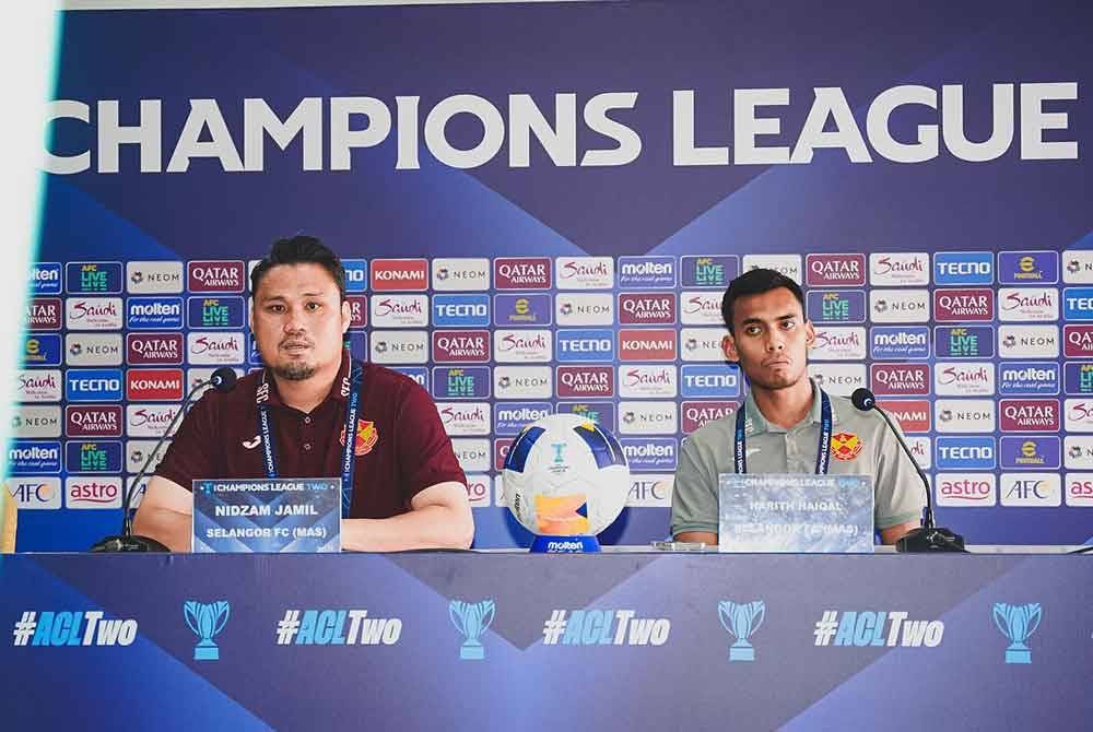 Nidzam (kiri) bersama pemain Selangor FC, Harith Haiqal Adam Afkar semasa sidang media pra perlawanan Kumpulan H ACL2 di MBPJ pada Selasa. Foto: Selangor FC