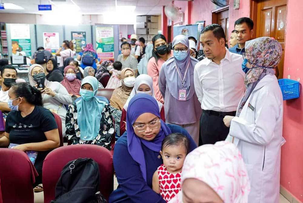 Lawatan dilakukan Menteri Besar Johor, Datuk Onn Hafiz Ghazi ke Klinik Kesihatan Gelang Patah pada Ahad. - Foto: FB Onn Hafiz