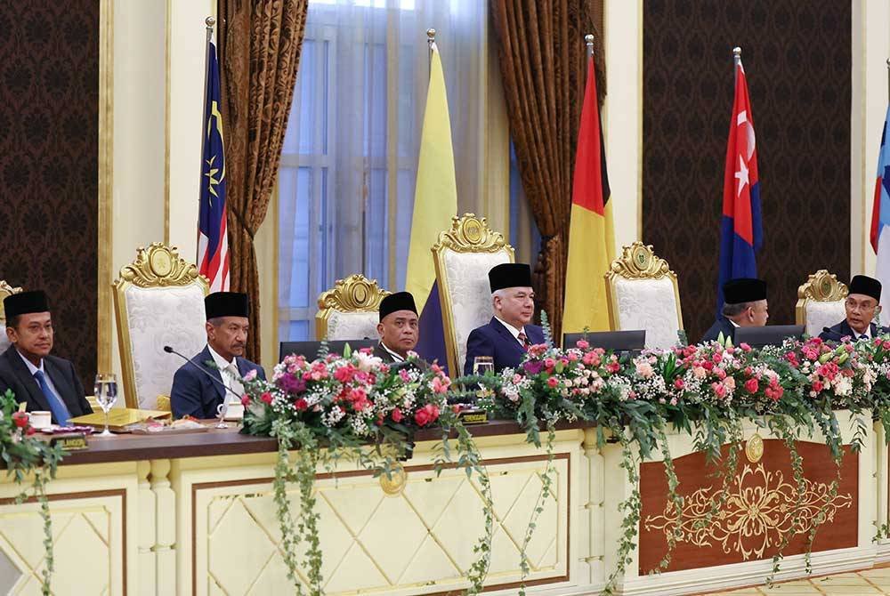 Sultan Nazrin Shah (empat dari kiri) berkenan mempengerusikan Mesyuarat Majlis Raja-Raja ke-267 di Istana Negara, hari ini. - Foto: Bernama