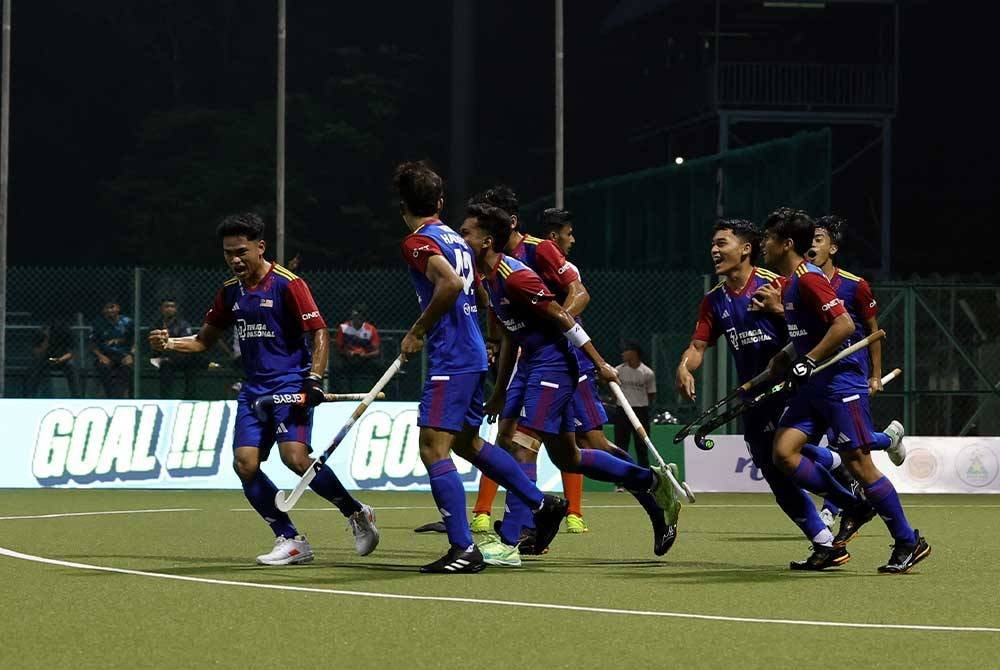 Pemain Malaysia meraikan gol kedua ketika menentang India pada Perlawanan Hoki Piala Sultan Johor (SOJC) di Stadium Hoki Taman Daya malam tadi - Foto: Bernama