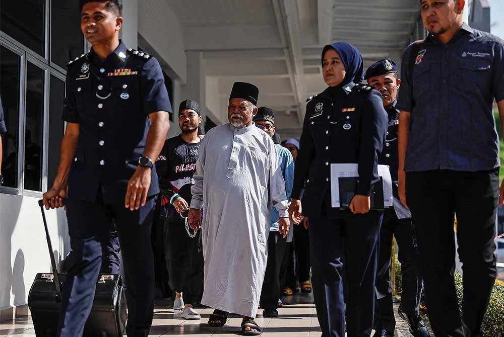 Nasiruddin (tengah) antara 22 individu didakwa di Mahkamah Sesyen Selayang hari ini atas pertuduhan menjadi ahli kumpulan jenayah terancang. - Foto: Bernama