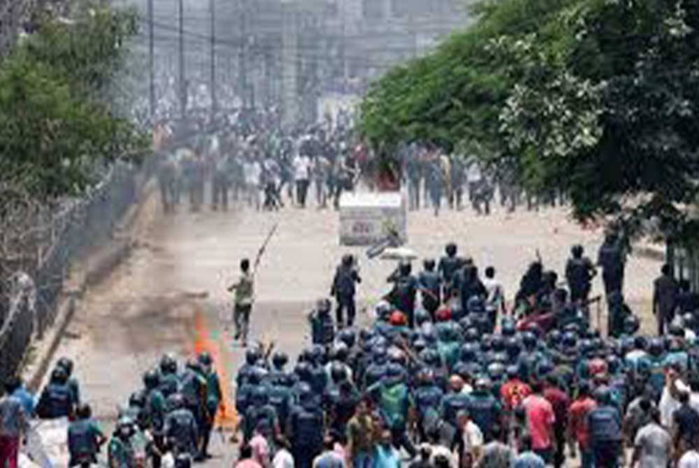 Demonstrasi baharu meletus di Dhaka, Bangladesh mengakibatkan sekurang-kurangnya lima orang cedera dalam pertempuran dengan polis tempatan - Gambar file Reuters