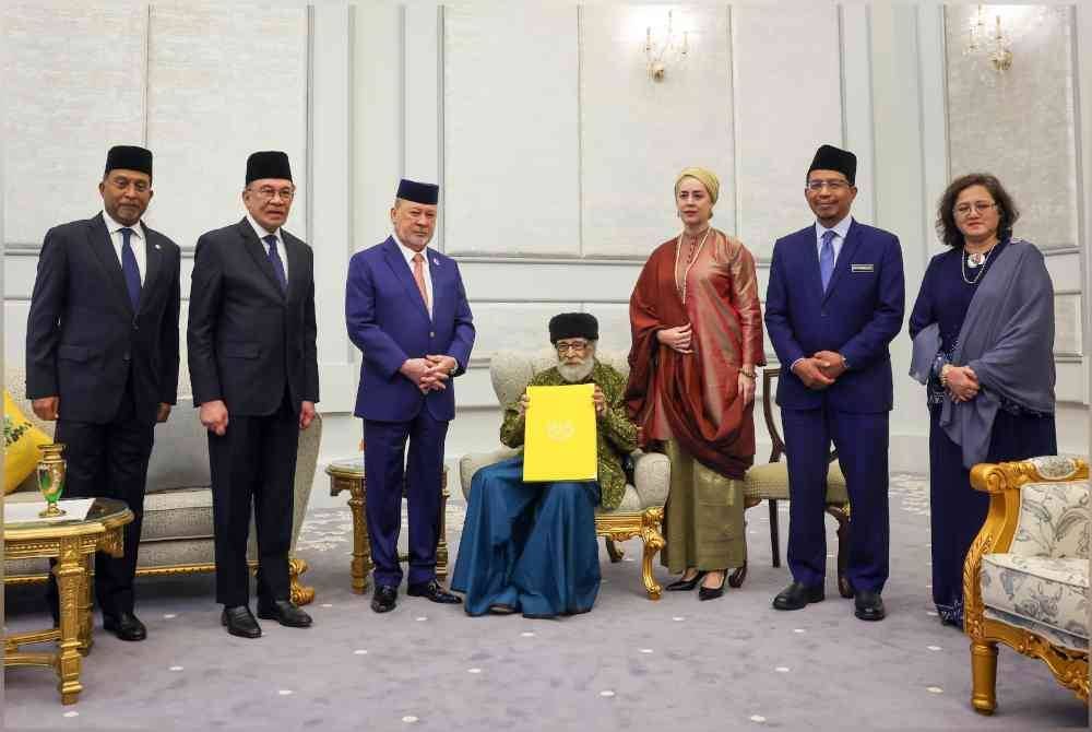 Sultan Ibrahim (tiga dari kiri) berkenan bergambar kenangan bersama penerima watikah pelantikan profesor diraja, tokoh intelek Islam, Tan Sri Dr Syed Muhammad Naquib Al-Attas (duduk) di Istana Negara, hari ini. Foto Bernama