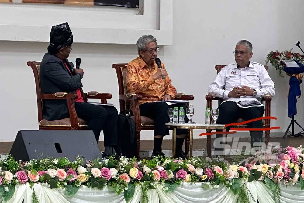 Kok Seong (tengah) menjadi panel Wacana 152: Sayangi Bahasa Sayangi Negara di Tunjong di Kota Bharu pada Rabu. Foto Sinar Harian