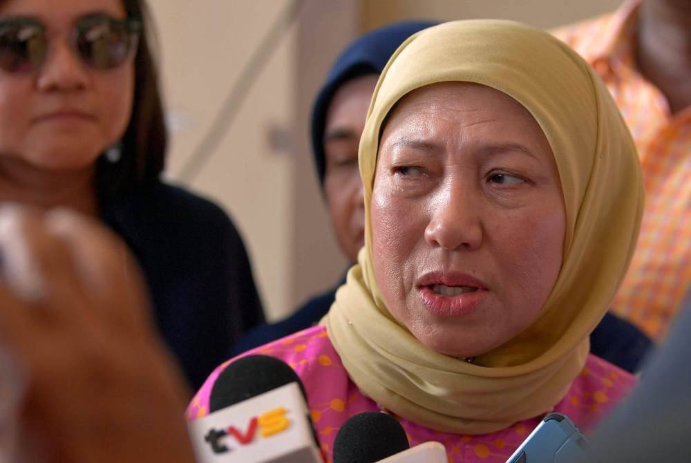 Nancy Shukri bercakap pada sidang akhbar Program Sinar Kasih Deepavali 2024 di Pusat Pembangunan Wanita PSPK hari ini. Foto Bernama