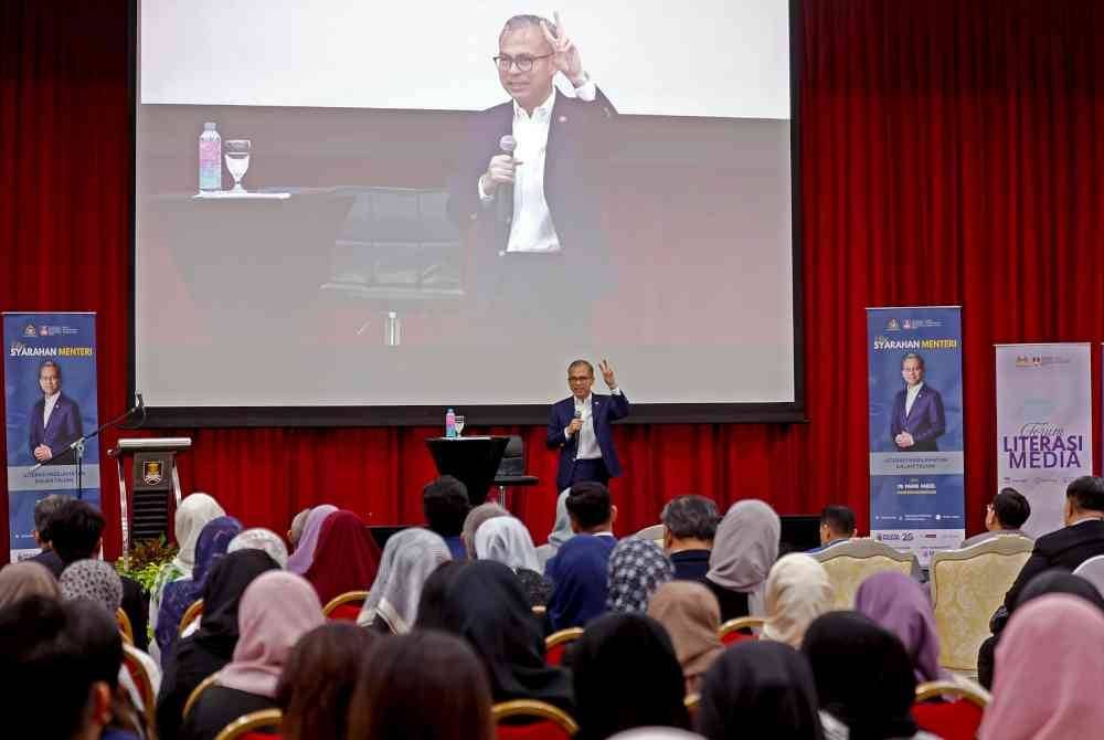 Fahmi Fadzil berucap pada Program Syarahan Menteri Siri Pertama di Universiti Teknologi Mara (UiTM) pada Rabu. Foto Bernama